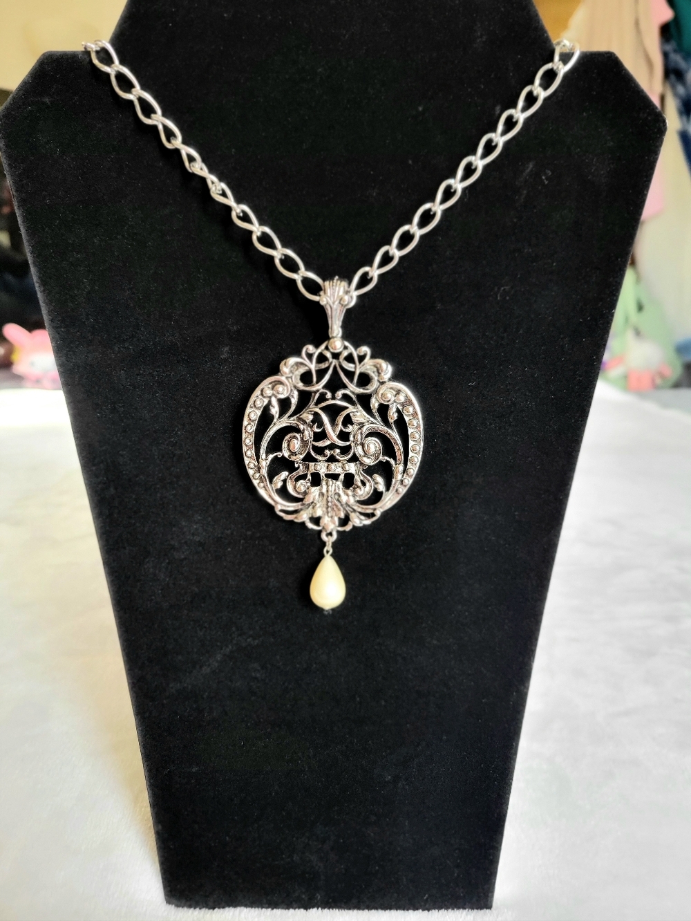 ​Vintage AVON Queen Elizabeth Necklace Silver Filigree Faux Pearl 1970s ORIG BOX